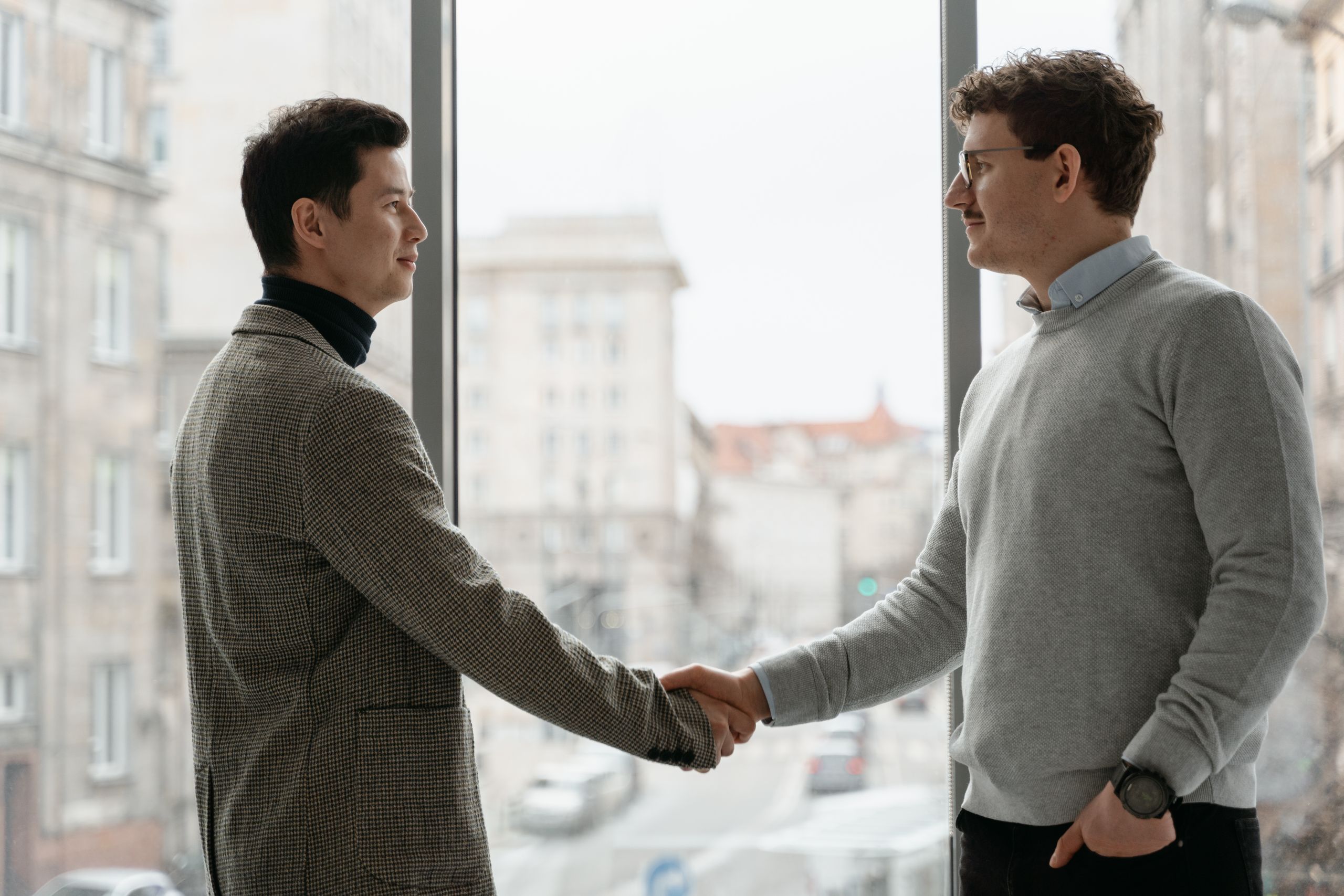 Business handshake between Dejun Hair China Wig Factory and global wholesale wig business partners