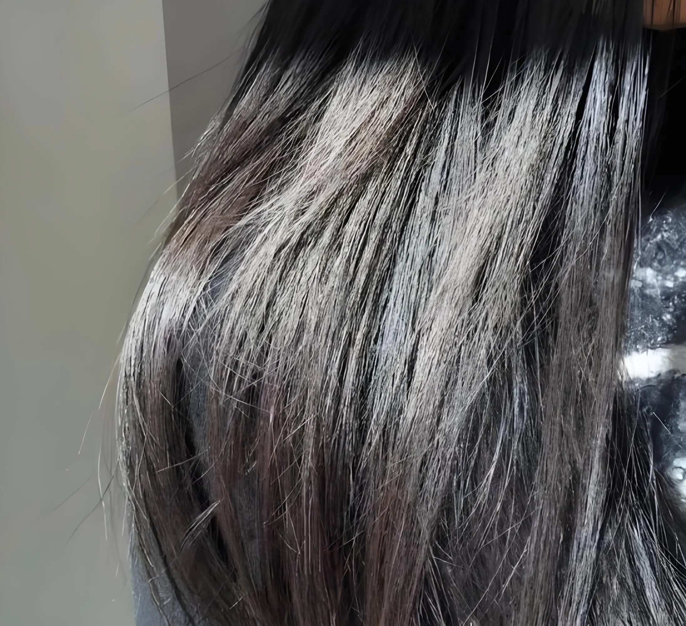 Heat resistant synthetic wig fiber with natural texture and smooth appearance